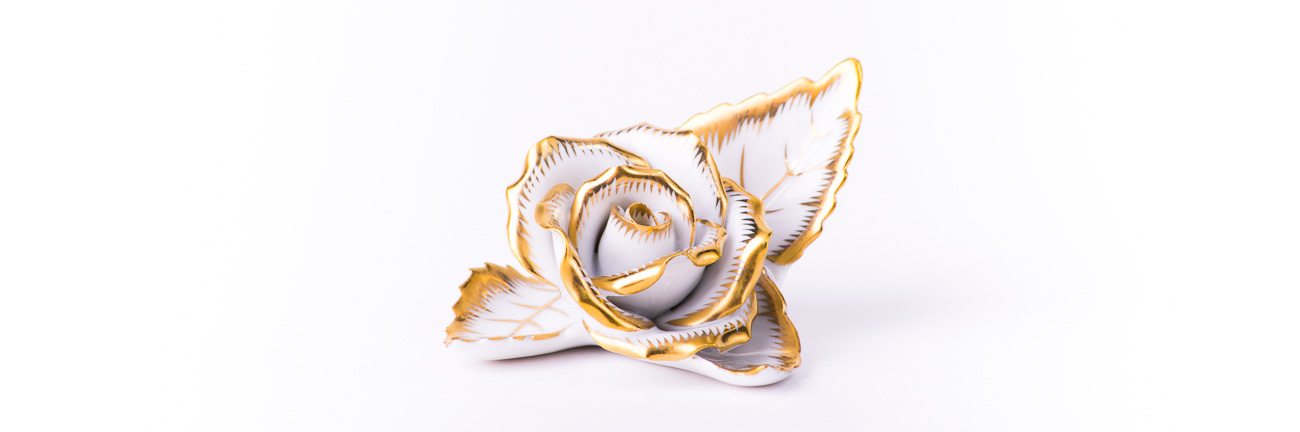 Rose on Leaf as a Menu Holder 8983-0-00 CD-OR Gold pattern. Herend fine china. Hand painted ornaments