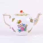 Tea Pot with Rose Knob 606-0-09 VBO Queen Victoria decor. Herend fine china hand painted