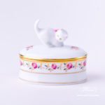 Bonbonniere / Candy Jar w. Cat Knob 6114-0-26 RGS Rose Garland pattern. Herend fine china and hand painted. Oval shaped Ornaments