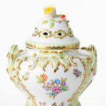 Herend Queen Victoria fancy vase 6610-0-00 VBO green with yellow rose on top